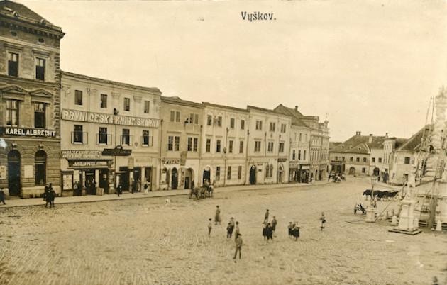 Velké (Masarykovo) náměstí ve Vyškově s knihkupectvím Jaroslav Pátek (1908)